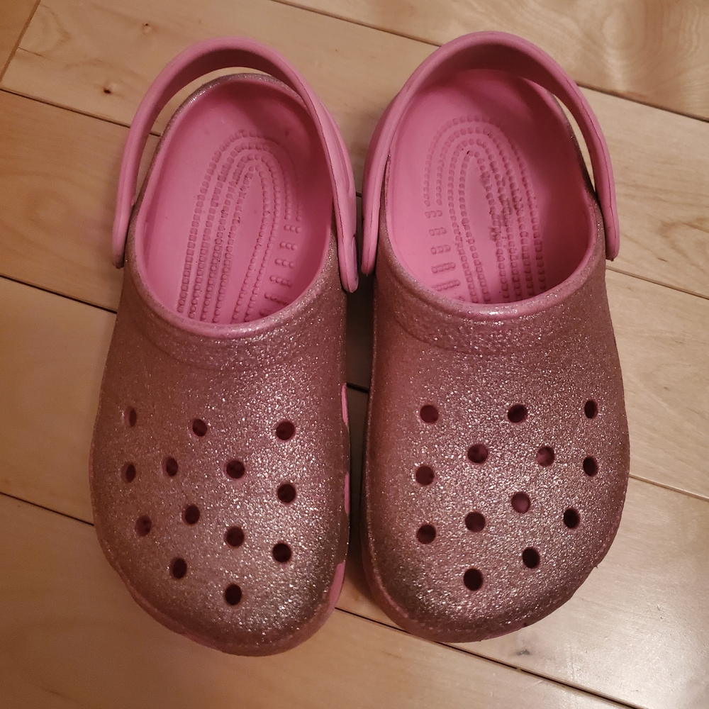 CROCS Pink Sandals with Ventilation and Slip-Resistant Sole